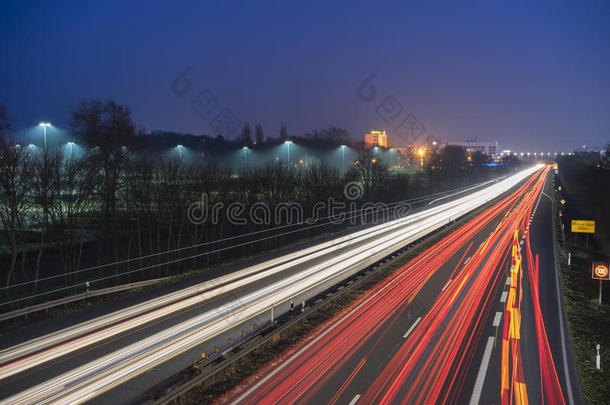 晚上的世博高速公路