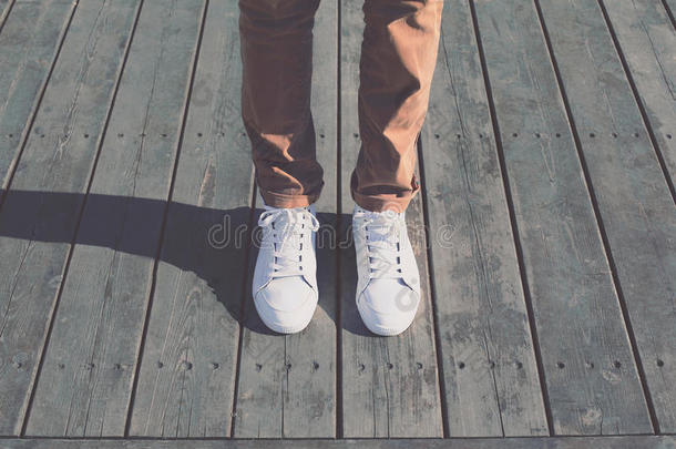 时尚潮人酷男白色运动鞋，柔软的复古色调