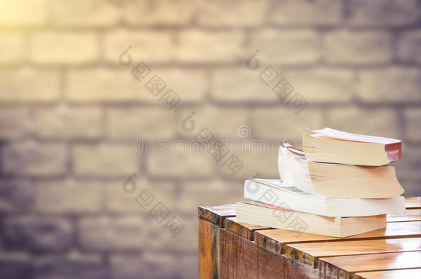 书籍和砖墙背景