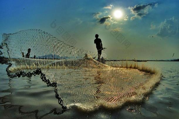日落时间在拉克湖钓鱼