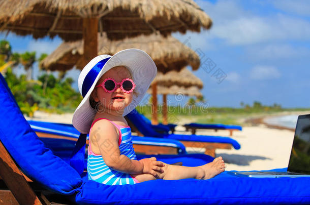夏天海滩上戴着大帽子的<strong>可爱小</strong>女孩