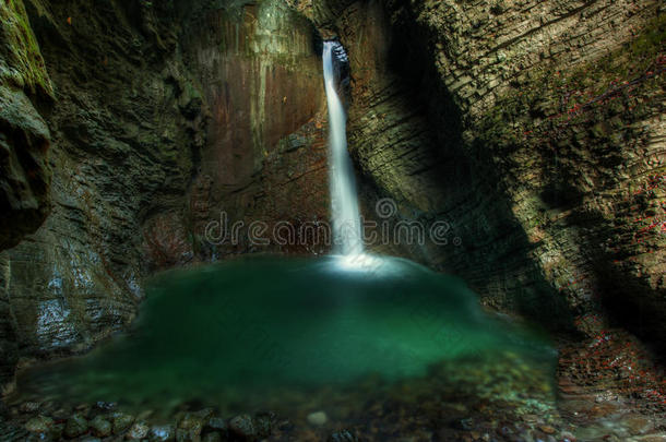 美丽的瀑布在科兹贾克溪在斯卢文安阿尔卑斯山的洞穴里