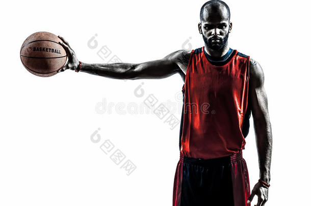 非洲男子篮球运动员侧影