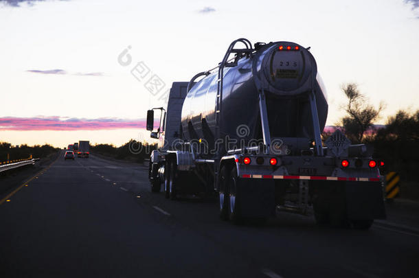 18轮半卡车油轮在10号州际公路上向西行驶，靠近加州棕榈泉