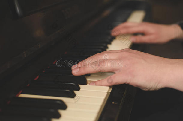 手<strong>弹钢琴</strong>（特写）与老式Instagram过滤器