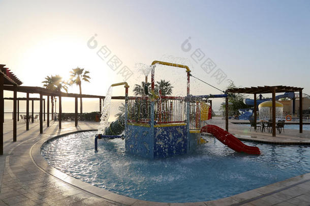 约旦死海度假村儿童游泳池，带滑梯娱乐