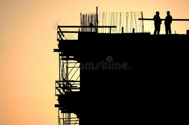 建筑工人在日落时剪影