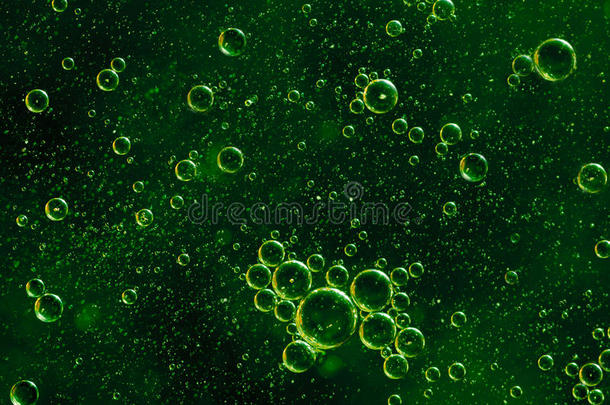 绿色上升的气泡