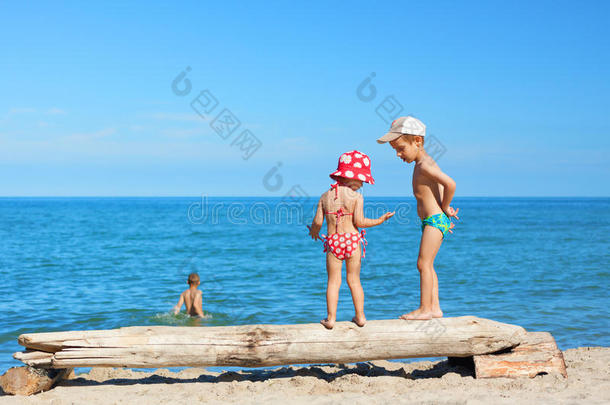 海滩孩子们玩暑假
