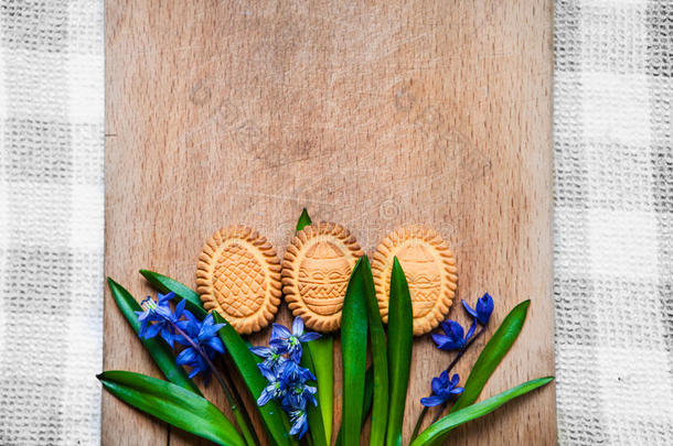 背景与饼干的形状复活节鸡蛋在蓝色的西拉在一个木制的切割板