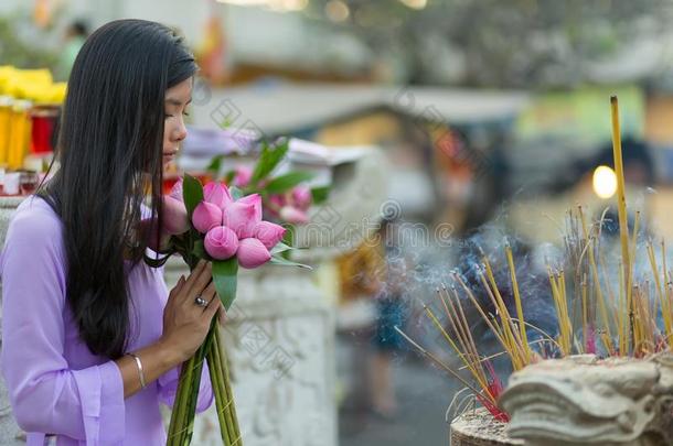 亚洲妇女祈祷