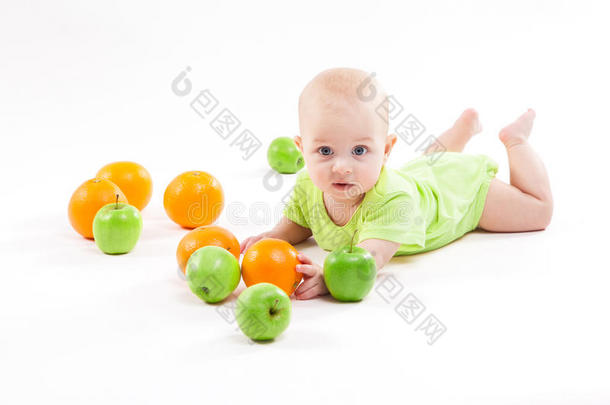 婴儿躺在背景上，在水果中微笑