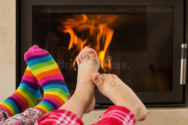 壁炉旁的脚变暖