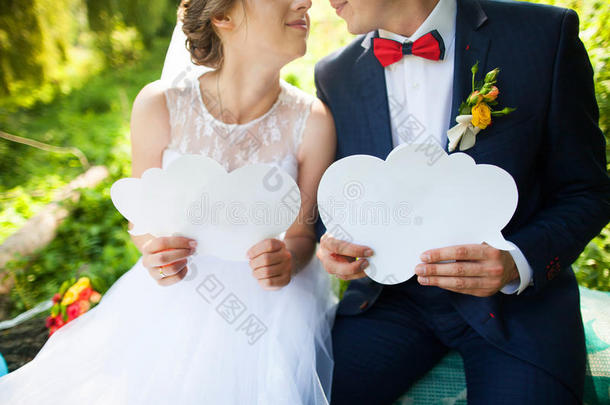 新娘和新郎拿着空白的云彩进行对话