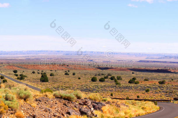 干旱的亚利桑那州蓝色灌木丛陨石坑