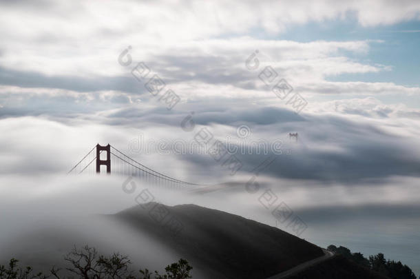 金门大桥在浓雾下