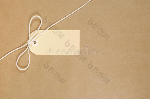 棕色包裹纸背景，空白马尼拉标签与字符串，水平，复制空间