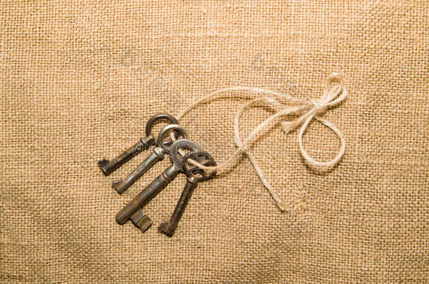 四把非常旧的钥匙用绳子绑在旧布上