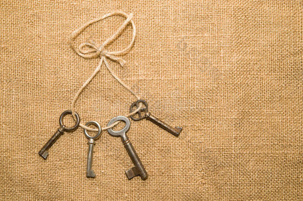四把非常旧的钥匙用绳子绑在旧布上