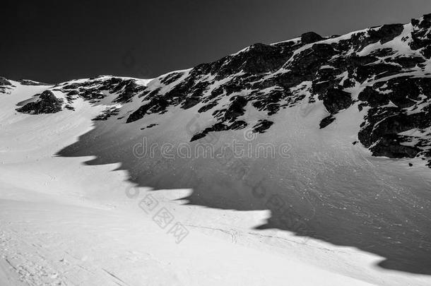 冬天下雪的高山