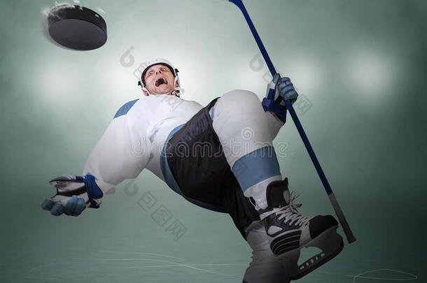 冰球比赛的喜剧瞬间：运动员躲过冰球