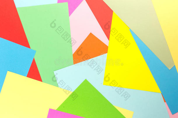 彩色纸重叠为几何图案背景