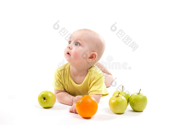 可爱的<strong>微笑婴儿躺</strong>在他的肚子里，在水果和看