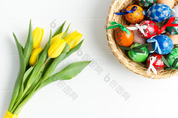 五颜六色的复活节彩蛋，传统装饰为今年春节和郁金香典型的春天花