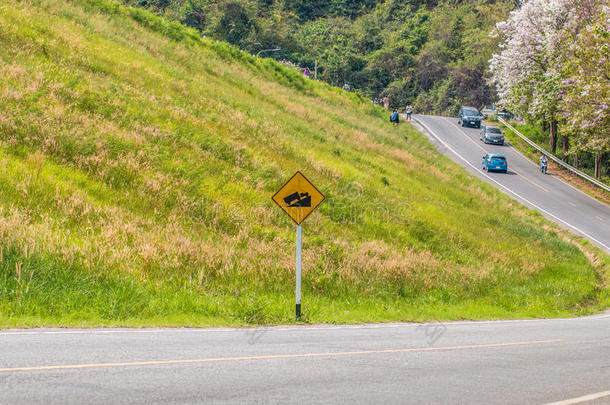 警告陡坡路标斜坡和卡车上山