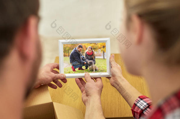 亲密的幸福夫妇看着家庭照片