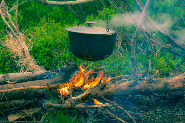 野餐时在篝火上煮锅。