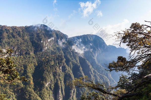 早上的峨眉山