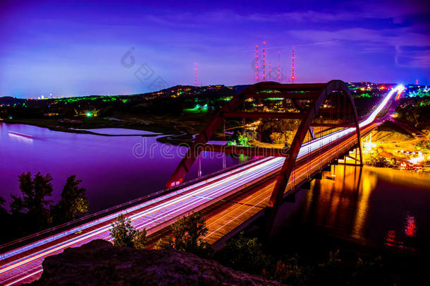 360桥在夜间佩尼布尔桥奥斯汀天际线