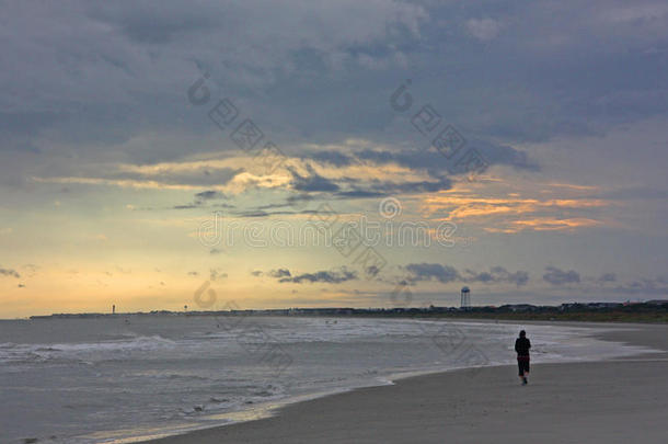单独地海滩卡罗莱纳州云黄昏