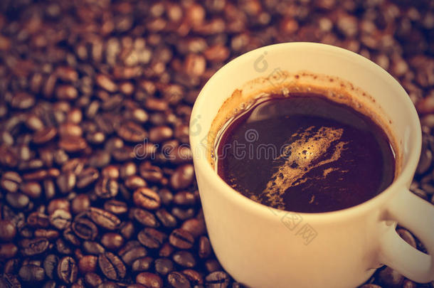 咖啡杯和豆子-复古效果风格的图片