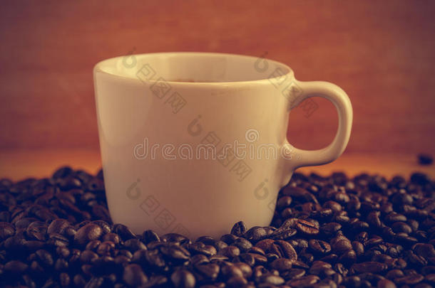 咖啡杯和豆子-复古效果风格的图片