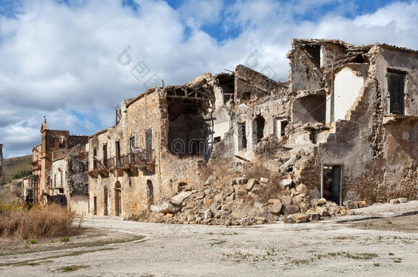 西西里岛地震后倒塌的建筑物