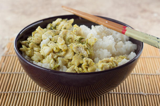 碗里有米饭、鸡肉和棍子