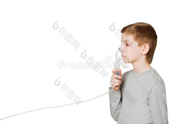 男孩在白色背景上通过吸入器面罩呼吸