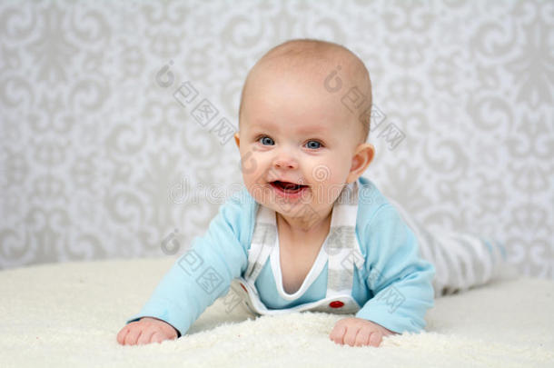 可爱的小宝宝，蓝色的眼睛给镜头大笑