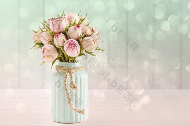 绿松石<strong>陶瓷花瓶</strong>里的粉红色玫瑰花束