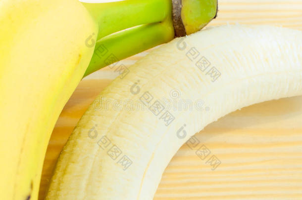 新鲜剥皮和未剥皮的香蕉关闭