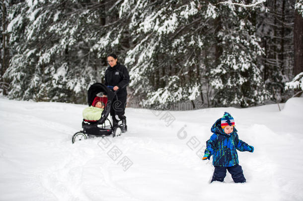 一家人在公园里深雪中散步