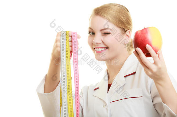 医生专家拿着水果苹果和测量磁带
