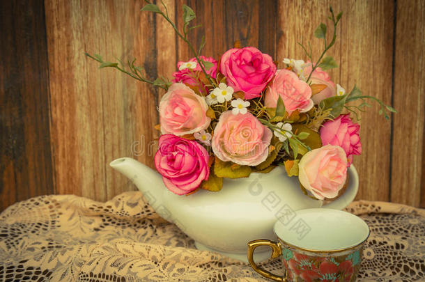 花在白色茶壶和复古，舒适的家居乡村装饰，