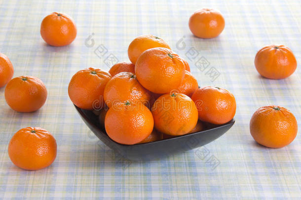 桌子上新鲜的橙色水果