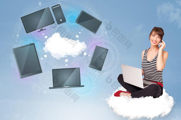 坐在云上享受云网络服务的年轻女孩