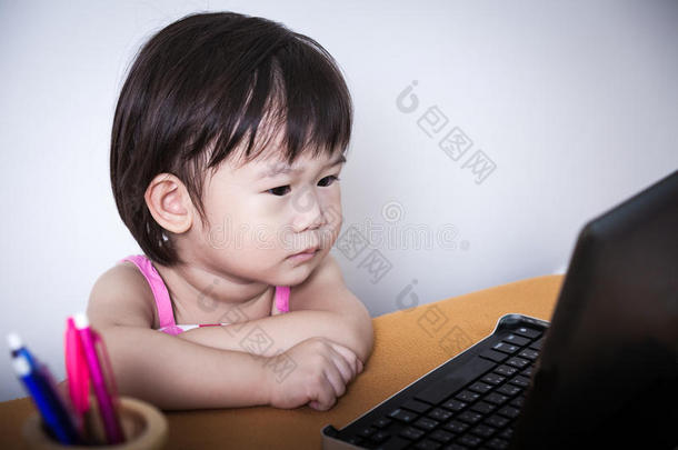 可爱的小亚洲（泰国）女孩在触摸屏上看故事