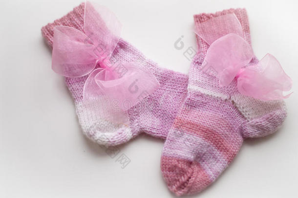 带蝴蝶结的粉色羊毛袜