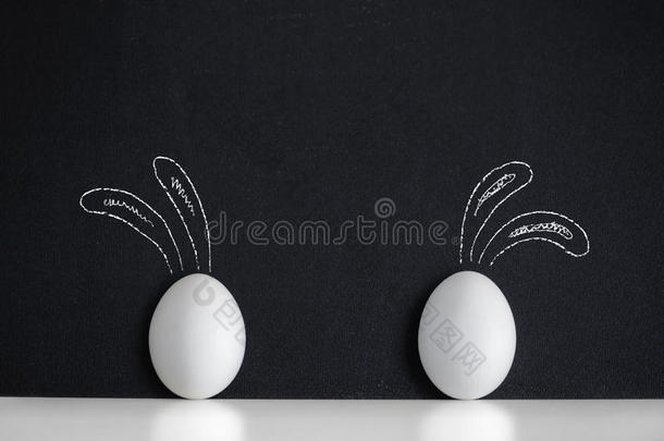 鸡蛋在黑色背景上画了兔子